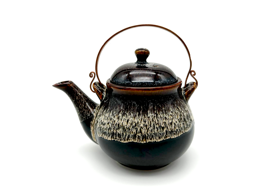 Saigons Gelassenheit: Elegantes Keramik Tee-Set