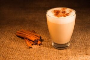 Tasse Chai Latte mit Gewürzen – Klassische und kreative Chai Latte Rezepte leicht gemacht.